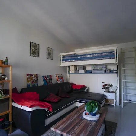 Appartamento Nice Studio With Balcony Near Canal De L'ourcq Parigi